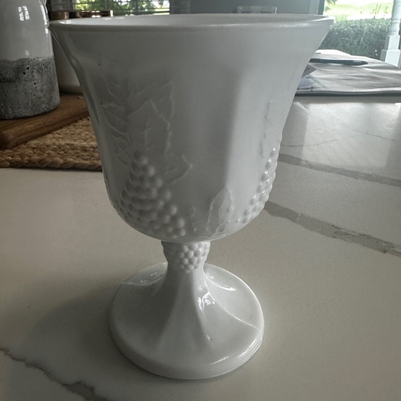 Eight pieces of Antique White Milk Glass Collection. This was all inherited - Picture 6 of 10